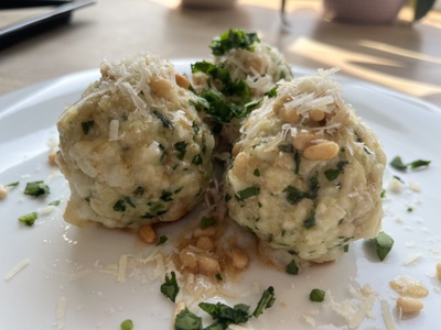 Bärlauchknödel mit Pinienkernbutter & Parmesan