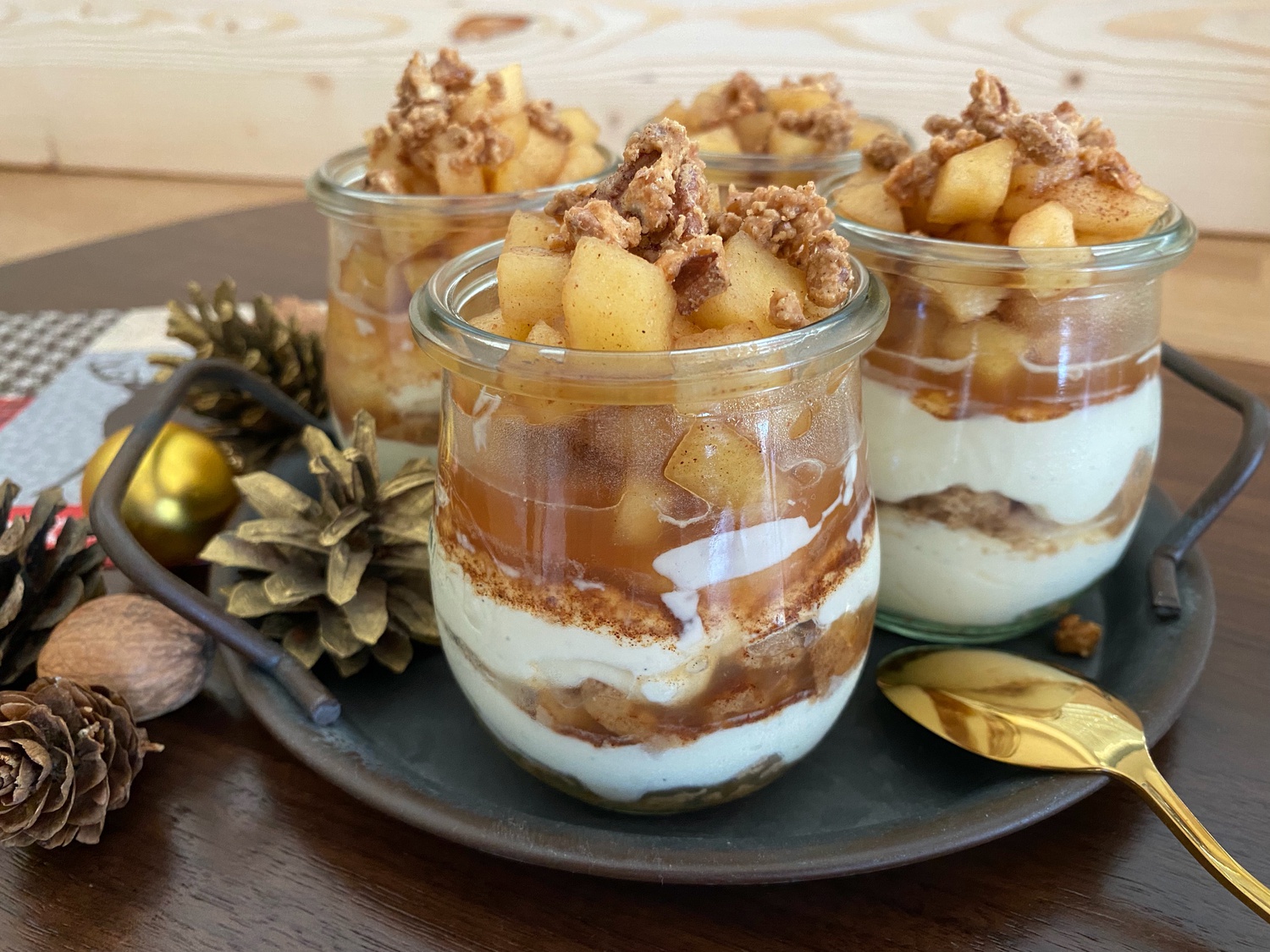 Bratapfel-Dessert mit Nuss-Crunch