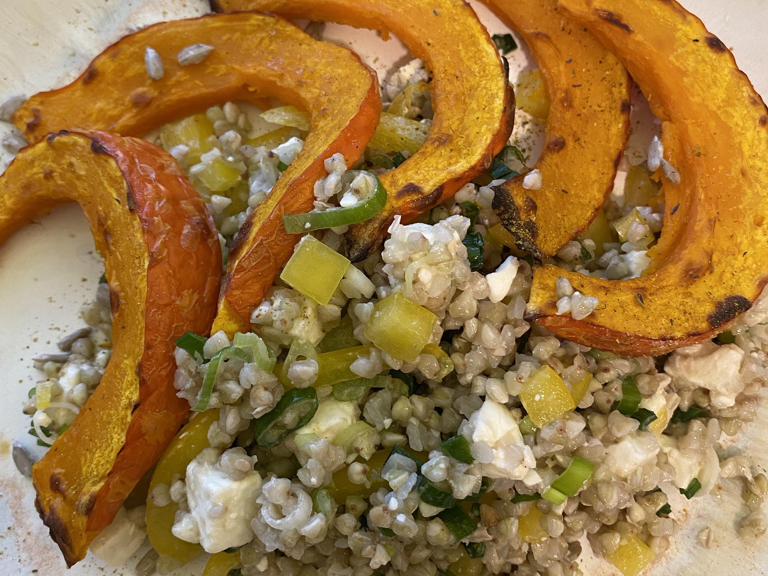 Buchweizensalat mit Feta und gebackenem Hokkaido