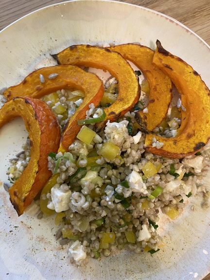 Buchweizensalat mit Feta und gebackenem Hokkaido