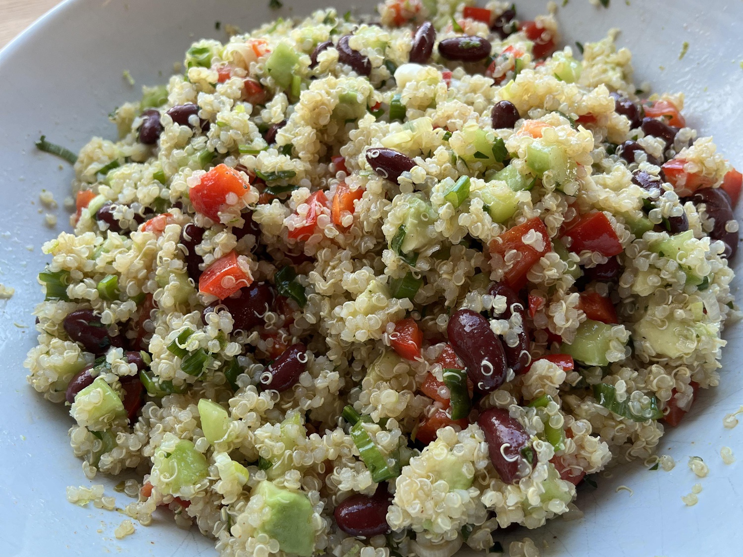 Bunter Quinoa-Salat mit Limettendressing