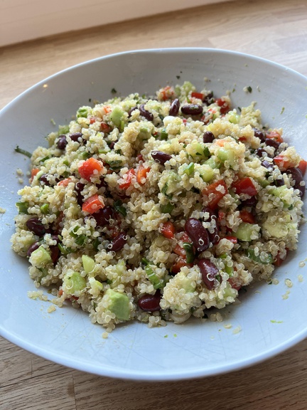 Bunter Quinoa-Salat mit Limettendressing