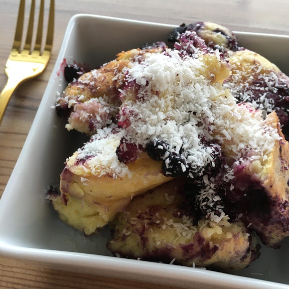 Buttermilch-Kokos-Schmarren mit Heidelbeeren