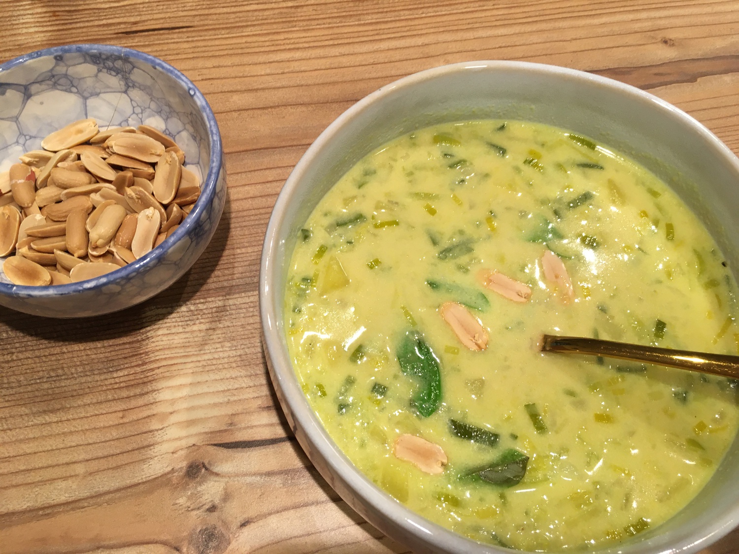 Erdäpfel-Lauch-Suppe mit Erdnüssen