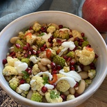 Gerösteter Romanesco-Karfiol-Salat mit karamellisierten Zwiebeln und Granatapfelkernen