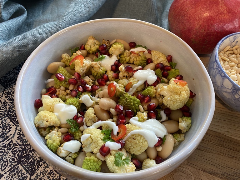 Gerösteter Romanesco-Karfiol-Salat mit karamellisierten Zwiebeln und Granatapfelkernen