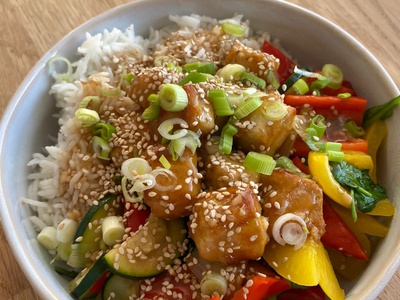 Knuspriger Tofu in süß-saurer Sauce mit knackigem Gemüse und Reis