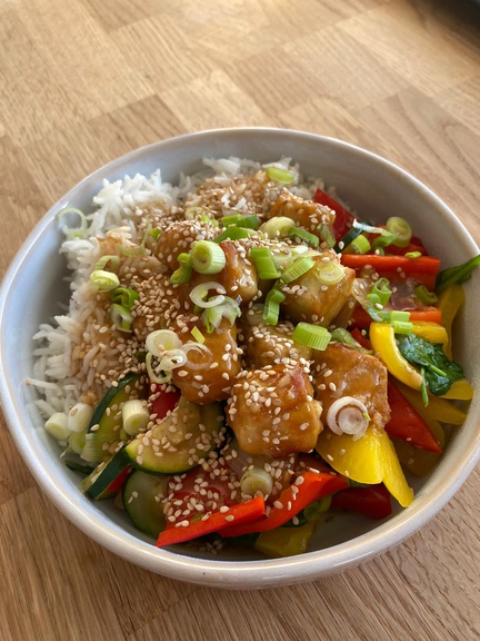 Knuspriger Tofu in süß-saurer Sauce mit knackigem Gemüse und Reis