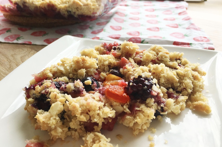 Sommerlicher Beeren-Pfirsich-Crumble