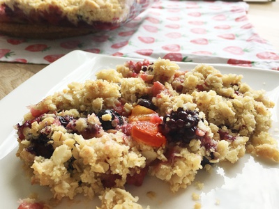 Sommerlicher Beeren-Pfirsich-Crumble