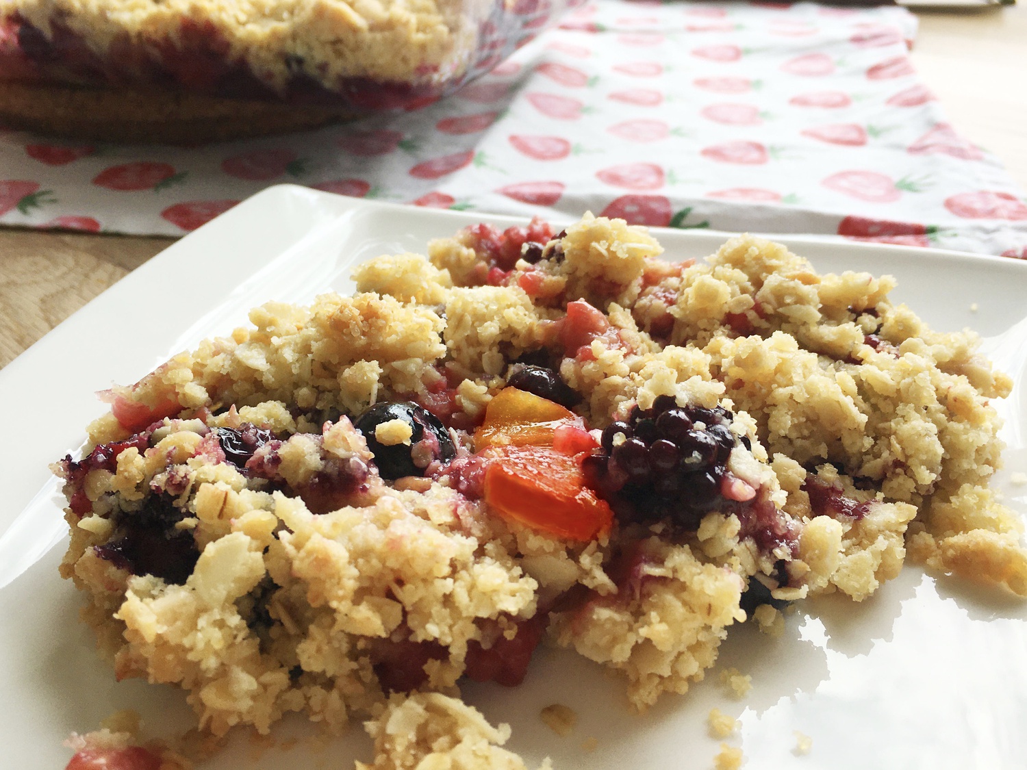 Sommerlicher Beeren-Pfirsich-Crumble