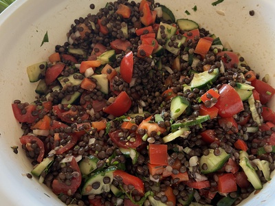 Sommerlicher Belugalinsen-Salat