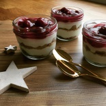 Weihnachtliches Spekulatius-Weichsel-Dessert mit Skyrcreme