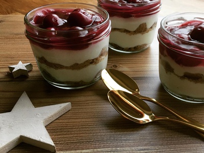 Weihnachtliches Spekulatius-Weichsel-Dessert mit Skyrcreme